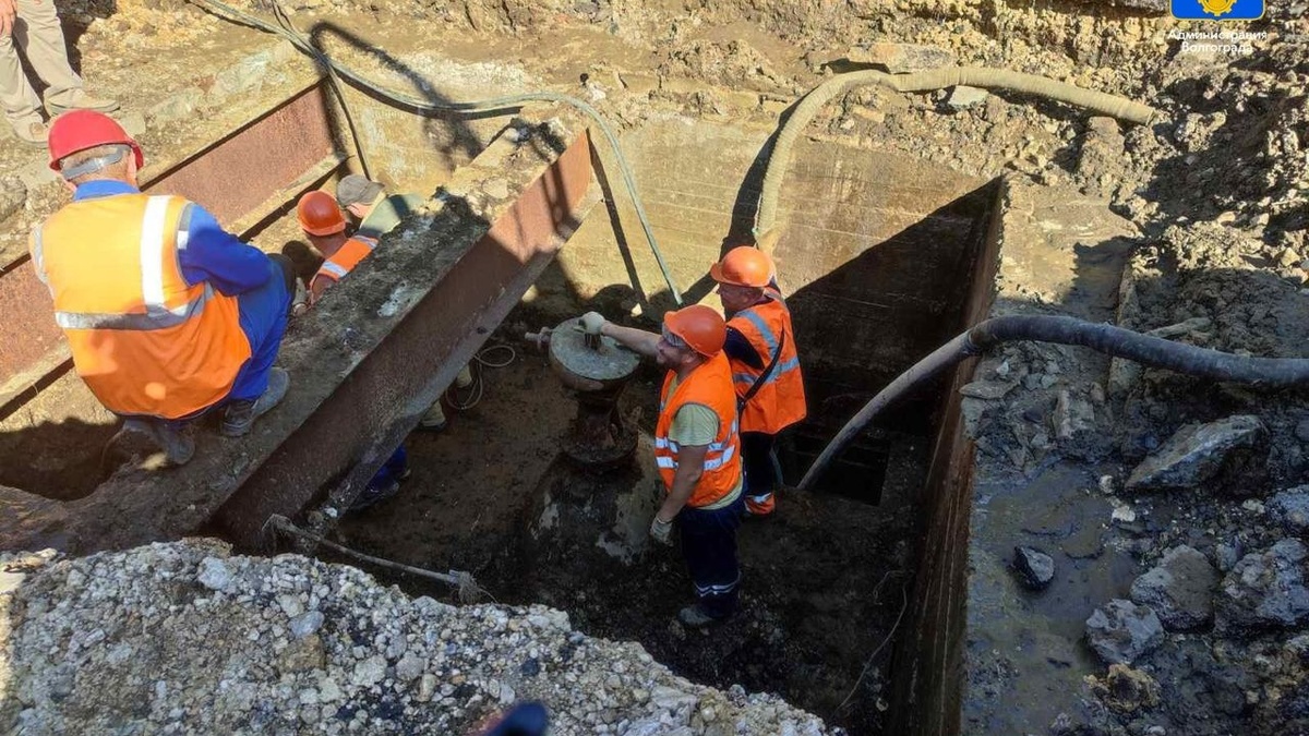     Рабочие завершают земляные работы на месте ремонта прорыва в Тракторозаводском районе Волгограда, сообщает мэрия.