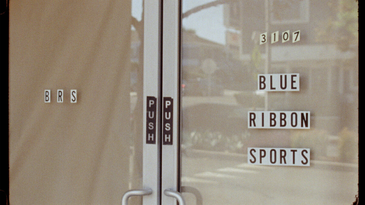 Первый магазин Blue Ribbon Sports(в дальнейшем Nike) в Санта-Монике, Калифорния