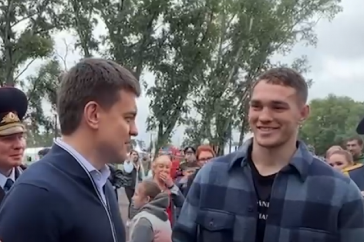    Глава Красноярского края Котюков встретился с боксёром Марком Петровским