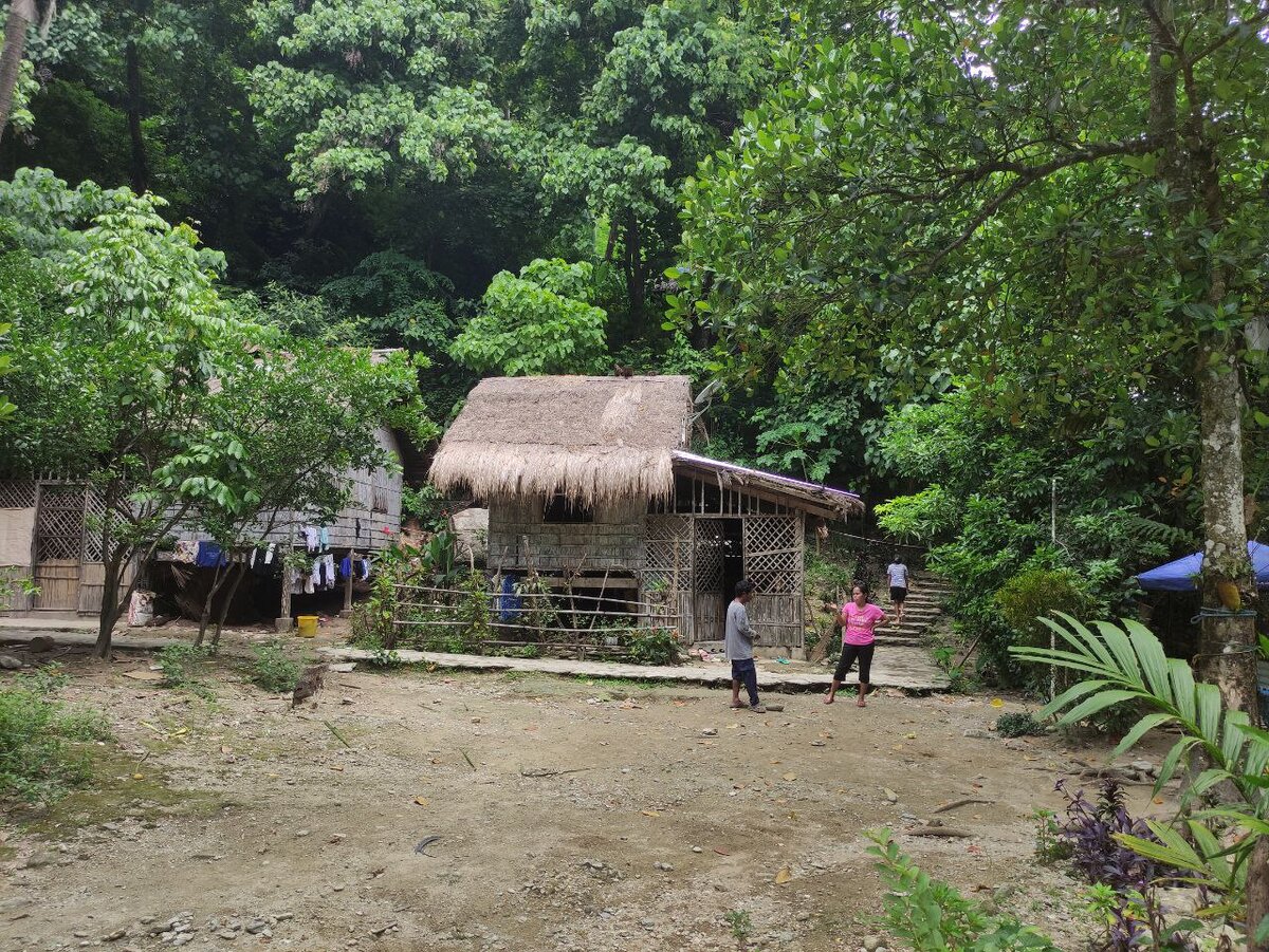 Жители деревни Мангьян