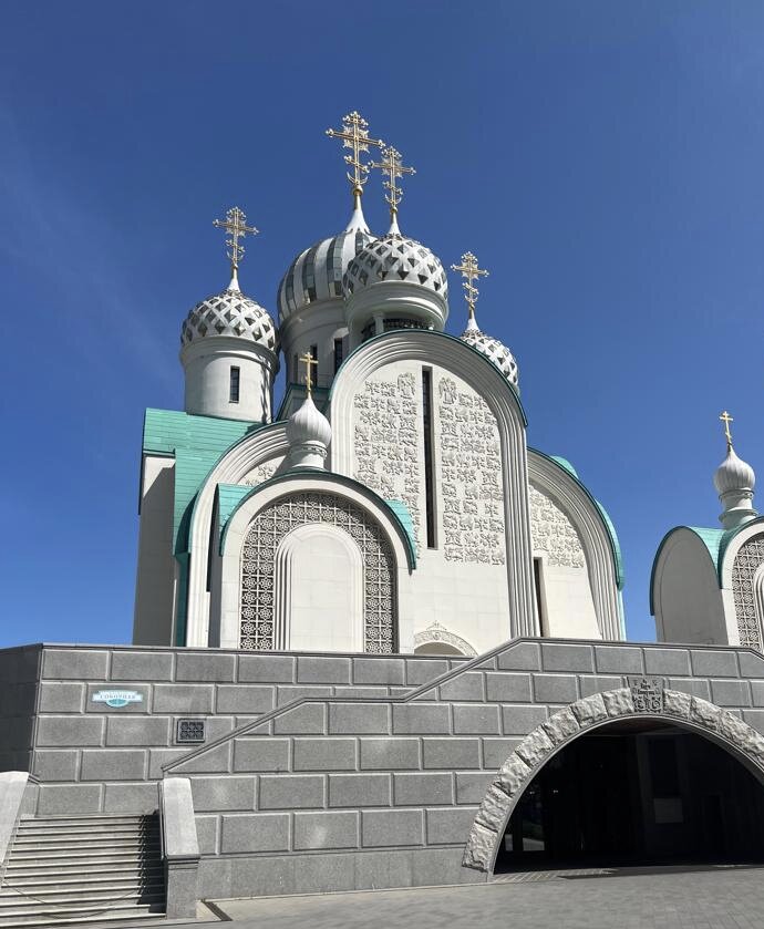 Никольский Собор, в котором крестили нашего сына. Высота храма - 55 метров, а купола светятся разными цветами в зависимости от праздника.  Полистайте карусель вправо и увидите.