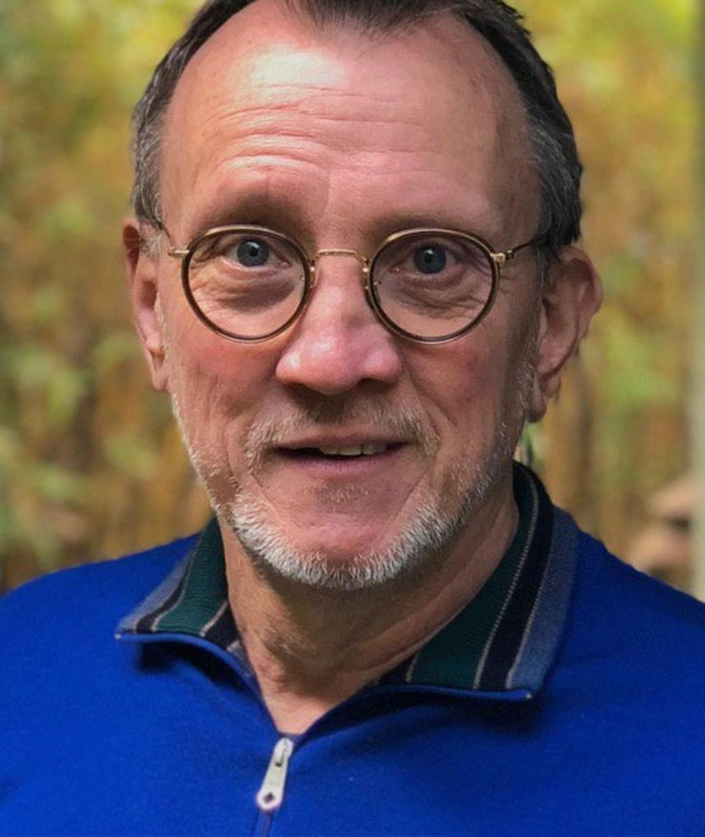 Стивен "Стив" Бэррон (4 апреля 1956, Дублин) — ирландский кинорежиссёр и клипмейкер