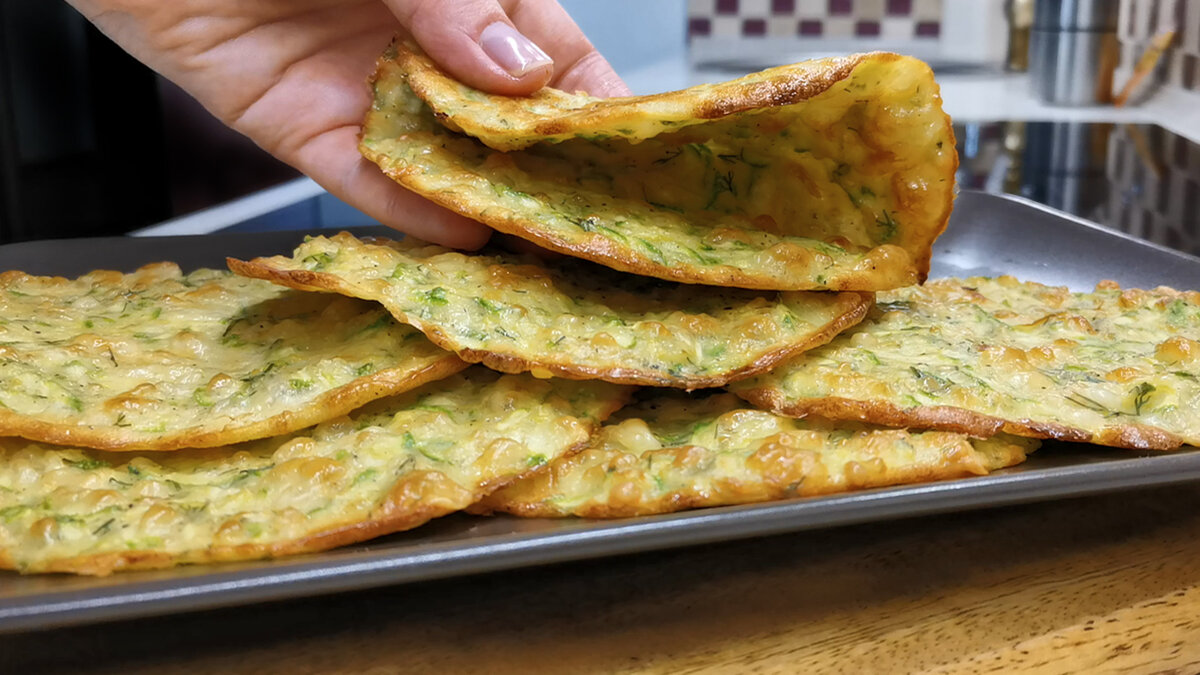 Рецепт настолько вкусный и простой, что я готовлю в сезон буквально каждое утро. Удивительно, но так кабачки почти никто не готовит. А я сколько ни испеку, улетают как семечки.