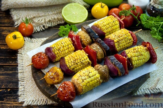 кукуруза, перец болгарский, баклажаны, шампиньоны, помидоры черри, лук репчатый красный, лайм, соус соевый, мёд, уксус яблочный, паприка молотая, травы пряные, кунжут, соль