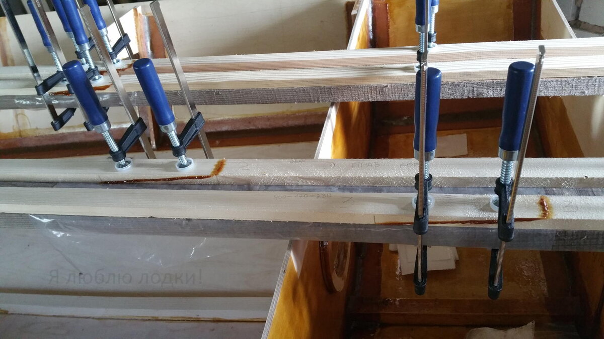 Сжал соединения "на ус" струбцинами. Толщина бруска 15 мм, длина соединения 180 мм (1:12)