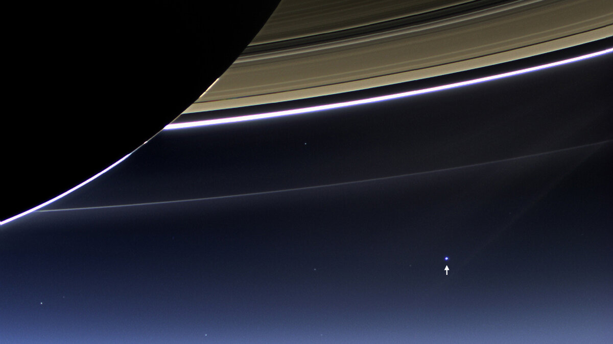 Фотография сделанная аппаратом Cassini, стрелка указывает на обитаемую планету 