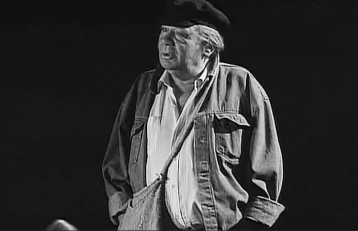 В сцене из спектакля