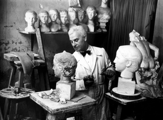    Поль Бельмондо в мастерскойCHARLES CICCIONE/GAMMA-RAPHO/GETTY IMAGES