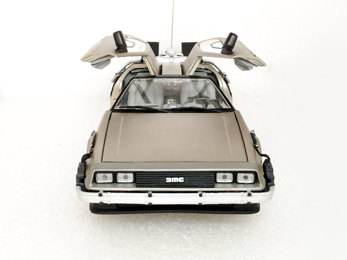 Машина времени DeLorean DMC-12 в масштабе 1:18 (из к/ф 