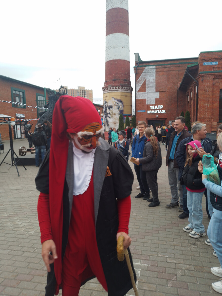 По уже сложившейся традиции, в Туле,  в дни города проходит "Театральный дворик".  В этом году- это уже XV Международный фестиваль уличных театров. 9/09/2023. 16:00.-21