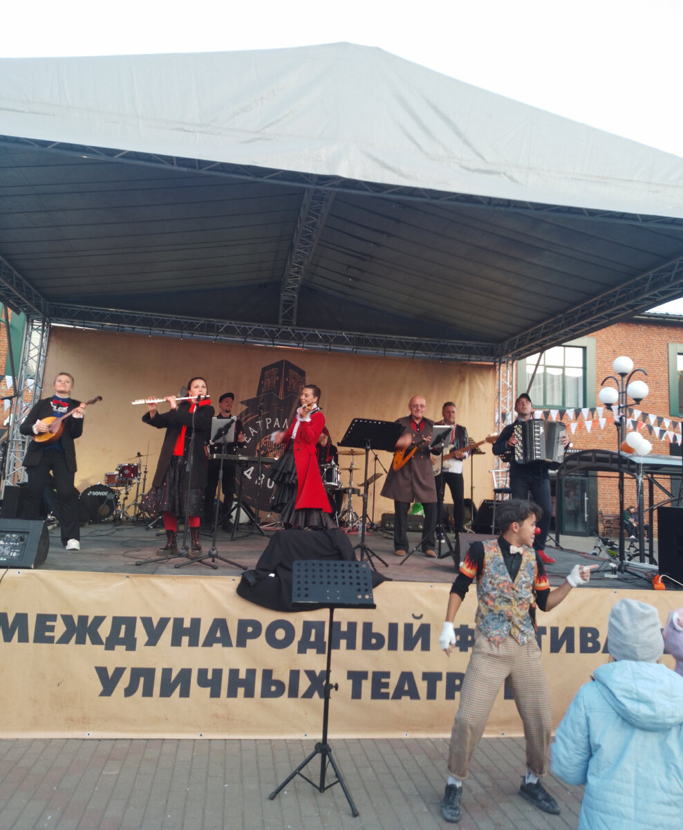 По уже сложившейся традиции, в Туле,  в дни города проходит "Театральный дворик".  В этом году- это уже XV Международный фестиваль уличных театров. 9/09/2023. 16:00.-37