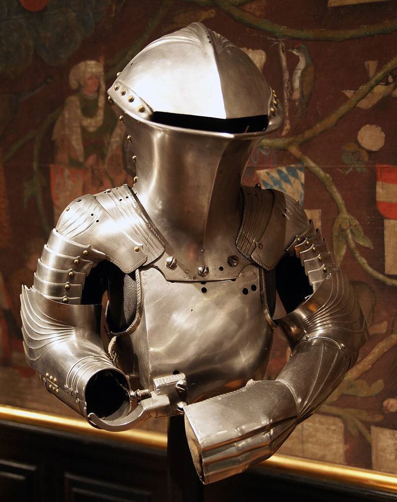 Вся эта красота привинчивалась к доспеху огромными болтами так, чтобы потерять шлем или щит рыцарь просто не мог.