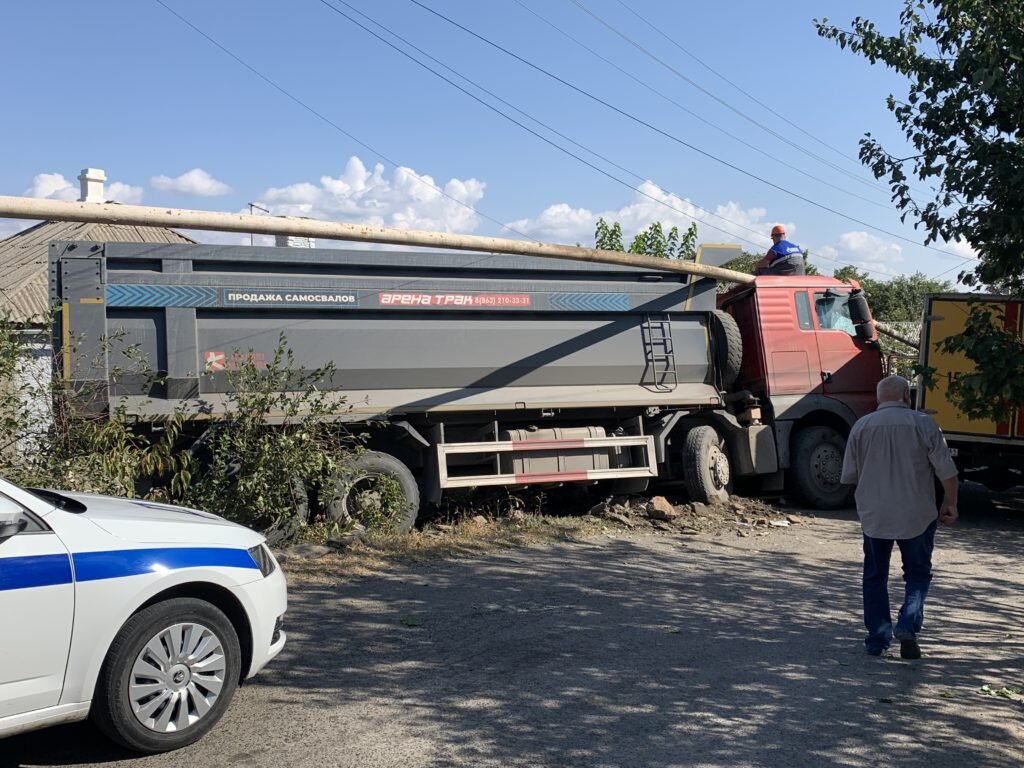    Грузовик снес несколько газовых опор
