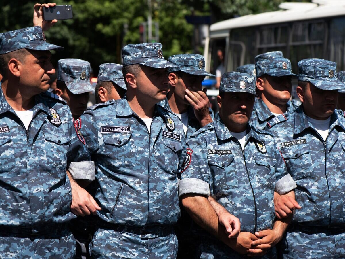    Сотрудники правоохранительных органов во время акции протеста у резиденции президента в центре Еревана© Sputnik / Арам Нерсесян