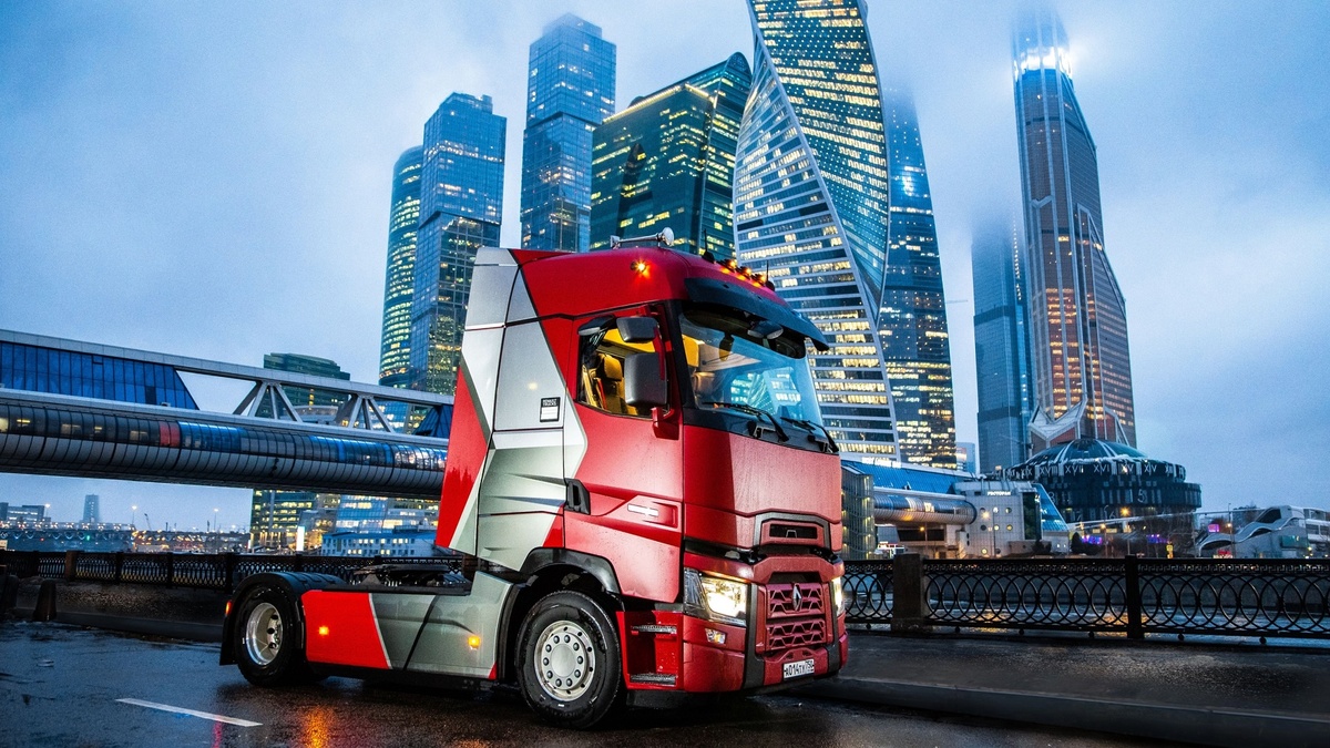 Седельный тягач оснащен дизельным двигателем объемом 13 л и мощностью 480 л. с. (фото: «Renault Trucks Россия»)