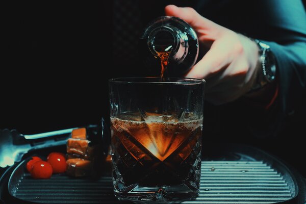 Ученые изобрели алкоголь, который не вызывает похмелья: когда его можно будет попробовать?