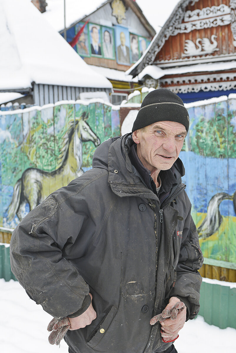 Дом и забор Михаила Коршунова выдают в нем человека с большой фантазией