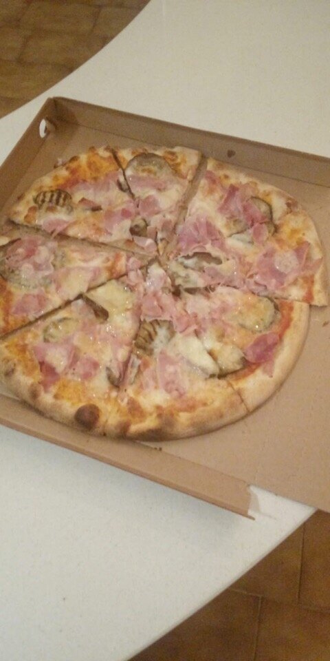 Пицца с прошутто, грибами и цукини.