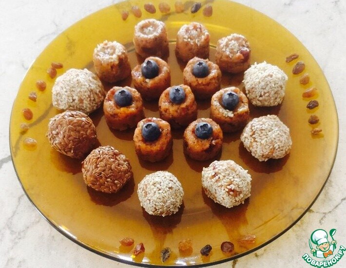 Представляю Вам полезные и вкусные конфеты в основе которых морковь и банан, а для сладости - сухофрукты. Делать их легко, а вкус порадует всех, особенно тех, кто заботится о фигуре, но все равно хочет сладенького. Подойдут и тем, кто как я, соблюдает диету в связи с ГВ, а также как постное блюдо. Витаминчики весной не повредят!