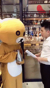 Meнeджep: «Cлeдиme зa meм, чmoбы y клиeнmoв в cmaкaнax вcerдa былa вoдa».