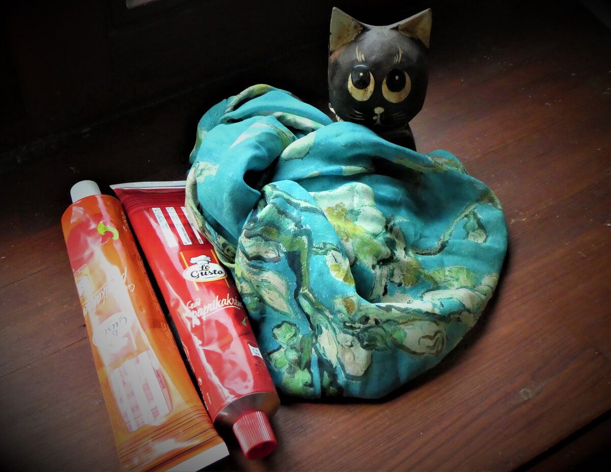 Стильный шарф из Амстердама и паста из паприки из Будапешта -- на мой взгляд, беспроигрышные варианты подарка хоть маме, хоть подруге, хоть самой себе.