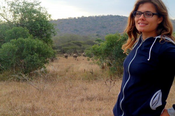 Это сумасшедшая фотография. 
Я на фоне бегущих носорогов.

