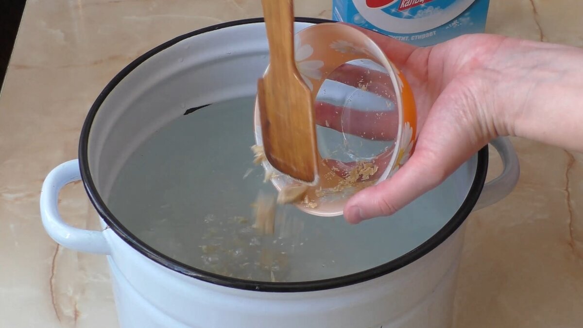 Что можно мыть содой. Очистка металла кальцинированной содой. Силикатный клей для чистки сковородок фото. Обработка соломы кальцинированной содой. Выворка из соды силикатного клея и хозяйственного мыла.