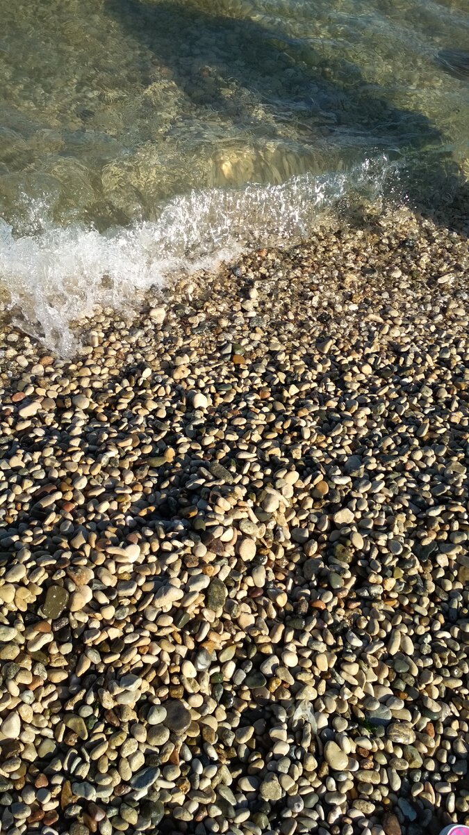 Галечка среднего размера вход в воду удобный