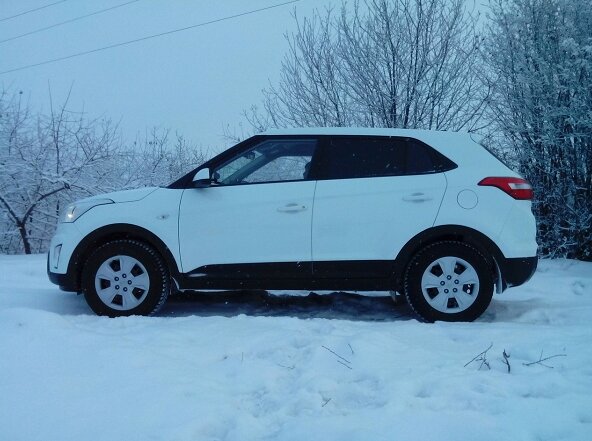 Внешне автомобиль выглядит очень привлекательно, благодаря дизайну, машина смотрится мощной и брутальной, женской Hyundai Creta точно не назовёшь