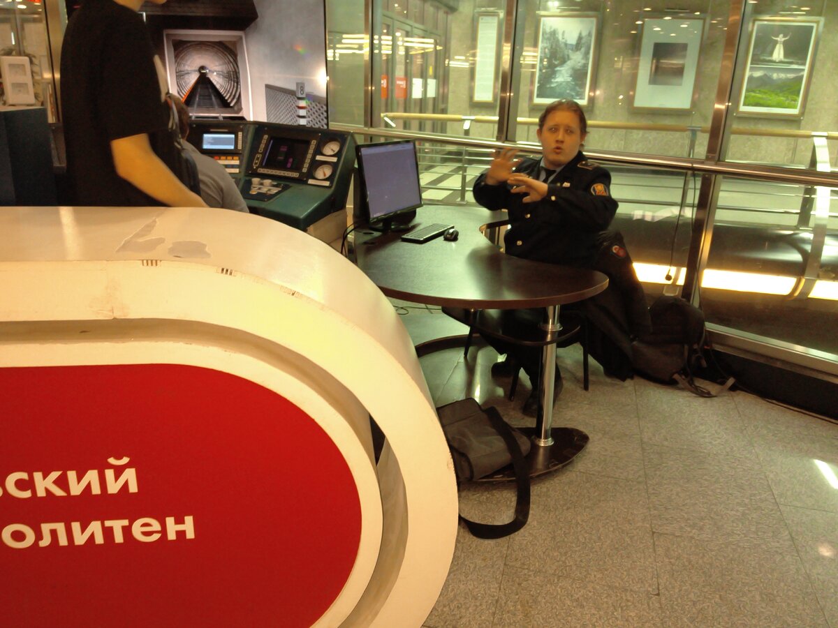 В достаточно просторном помещении музея всегда присутствуют дежурные сотрудники метрополитена, которые дадут обширные пояснения по интересующим Вас экспонатам