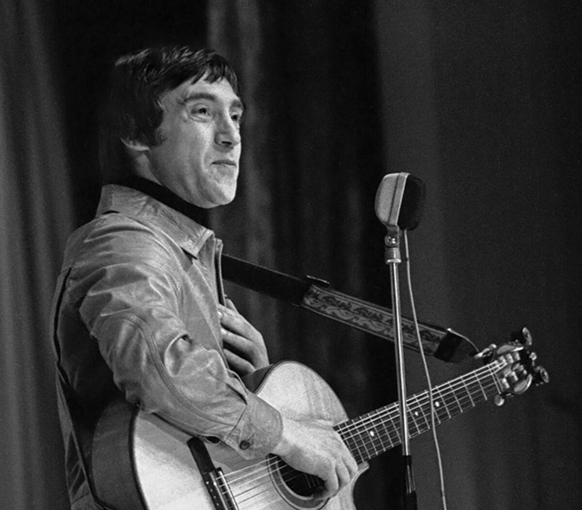 Слушать высоцкого гитара. Слушать высоцкого гитара. Гитара шуляковского высоцкого. Гитара шуляковского высоцкого. Слушать высоцкого гитара.