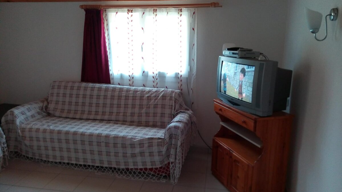 Мммм, ну где ещё найти технологии прошлого века. Хоть детям показала, что такое кинескопный телевизор