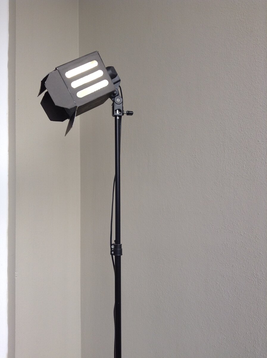 Картонный светильник на стойке.