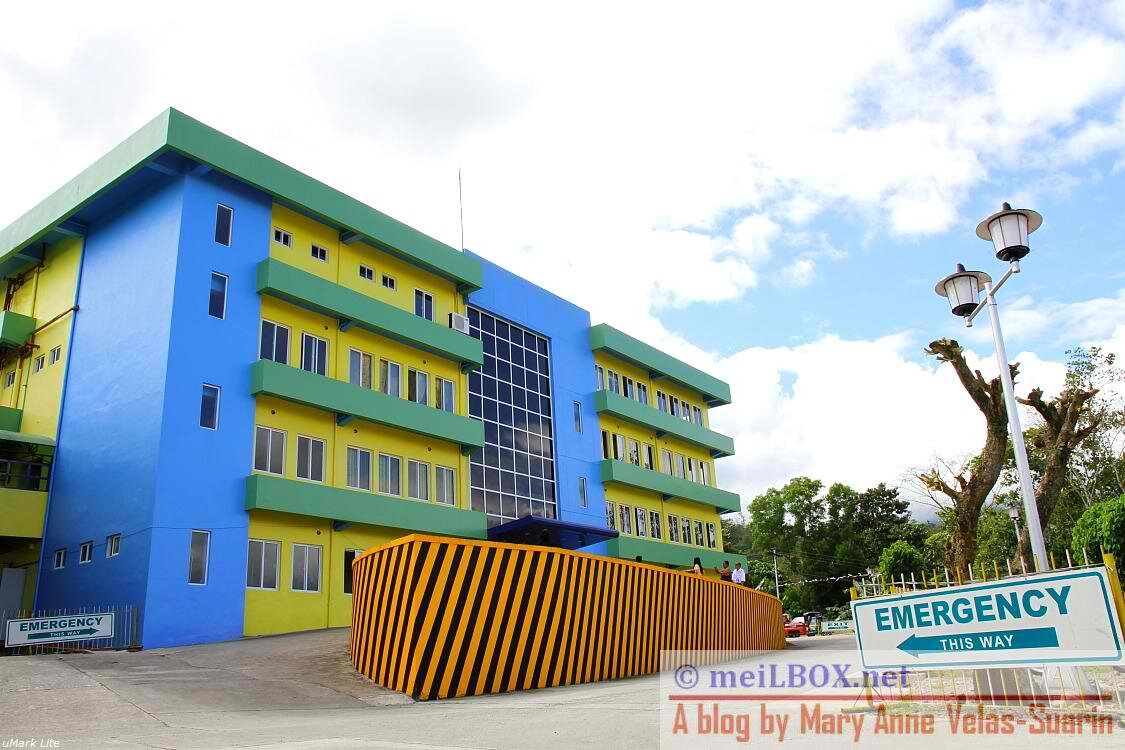 Фасад новоназванного и модернизированного травматологического и медицинского центра второго района (Травматологический и медицинский центр R2TMC) в Байомбоне. (Фотография с сайта meilBOX.net)