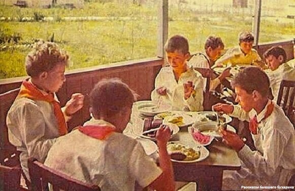 Обед по расписанию в летнем лагере СССР, помните такое?