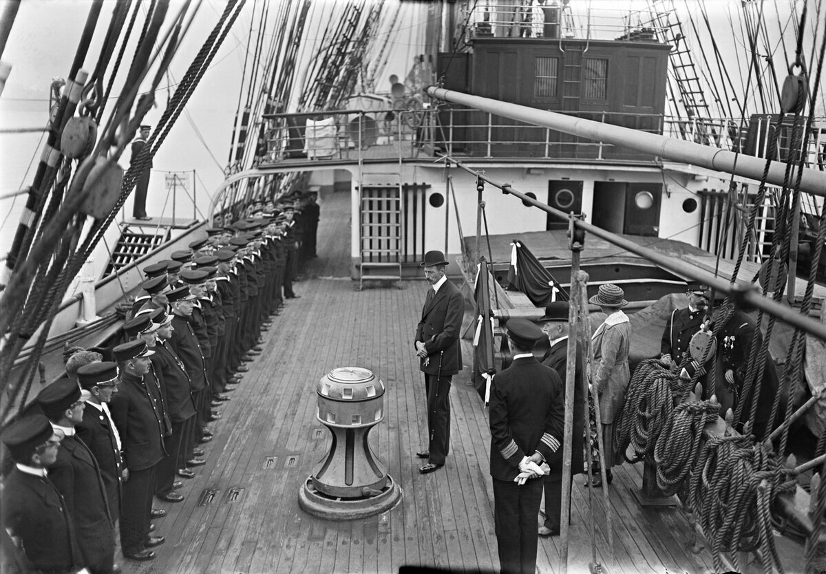 Команда "Копенгагена" - а это, на минуточку, 61 человек, и их скелеты поиихоньку находят в различных точках мира!