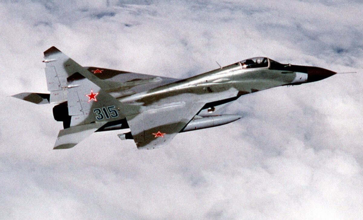 МиГ-29. Источник: https://upload.wikimedia.org/wikipedia/commons/f/fb/Soviet_MiG-29_over_Alaska_1989.JPEG