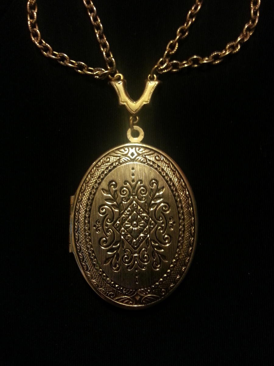 https://pixabay.com/get/57e3d4444c57ab14f6d1867dda6d367d1c3adae251506c4870287ad7924dcd5eb8/jewelry-1317657_1920.jpg