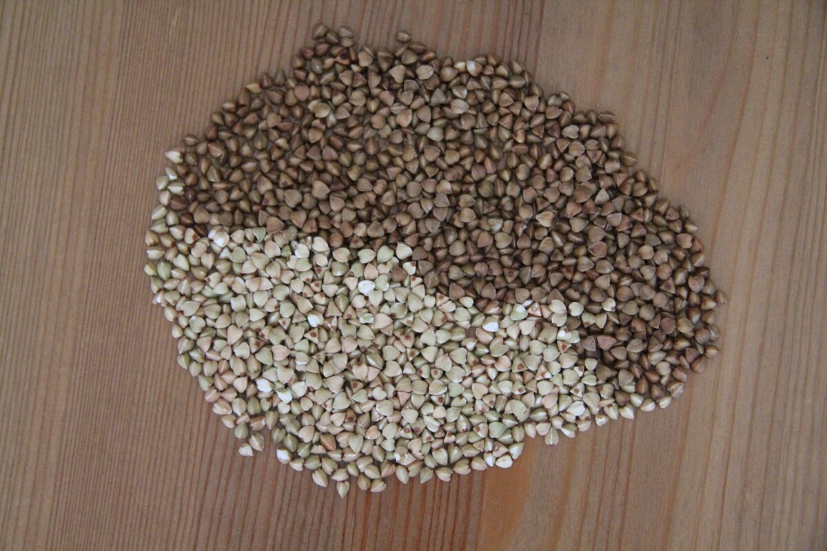 Зеленая и коричневая гречки