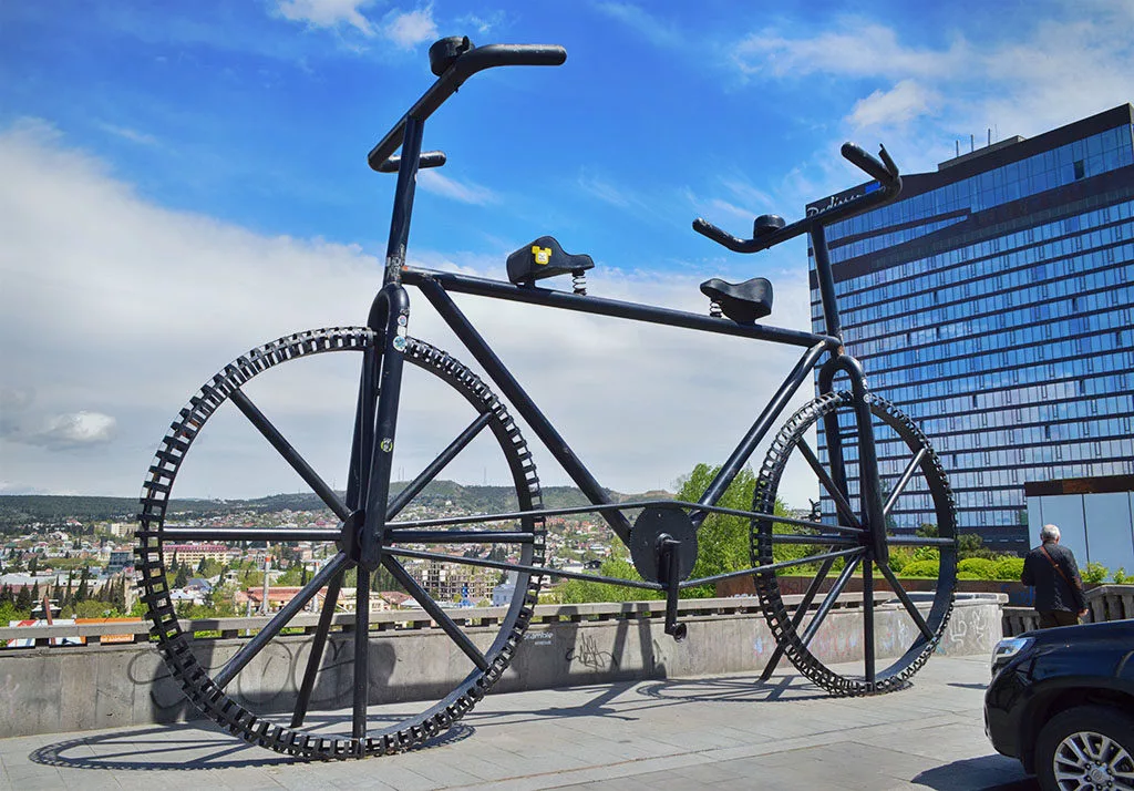 Памятник велосипеду в Тбилиси на Площади Первой Республики.