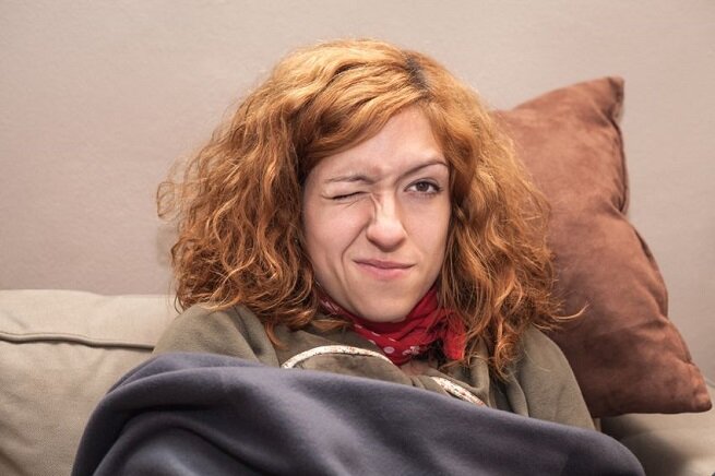 Что касается наследственных причин, то в данном случае все просто — человек приобретает данные сокращения в результате наследования от своих родителей. Называется такой синдром — болезнь Туретта.