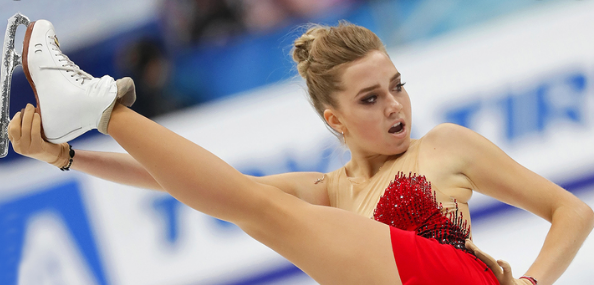 Лена Радионова демонстрирует, как защитить руки от лезвий коньков