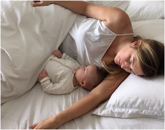 Т спящую мать. Совместный сон с ребенком. Позы для совместного сна с новорожденным. Позы для совместного сна с грудничком. Позы для сна с ребенком на руках.