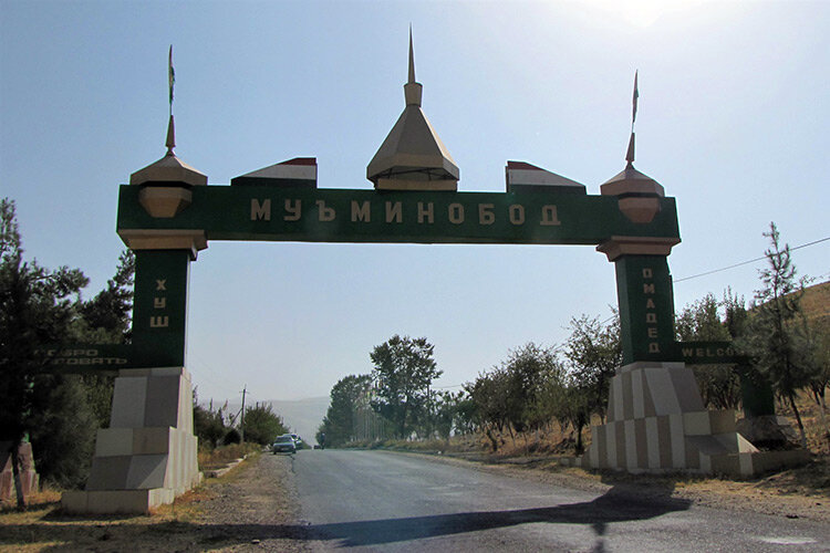 Въезд в Муминабадский район. Фото Тилава Расул-заде