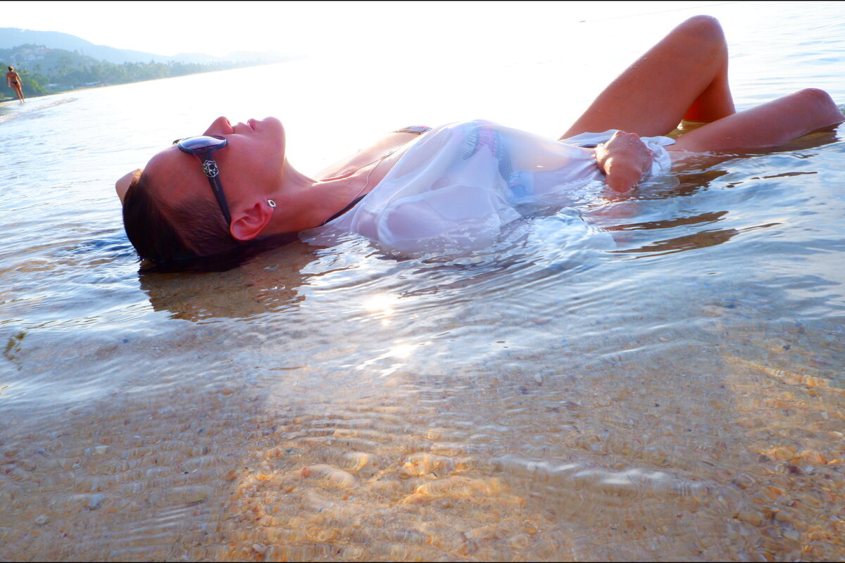 
Он полюбил меня всю... Меня, такую какая Я есть.... От кончиков волос до кончиков пальцев... Он никогда не пытался меня изменить! Он принимал меня. И я со сторицей благодарила Его за это! 
Он любил мои сильные стороны, но еще больше любил мои слабости... Он никогда не смеялся надо мной - Мы всегда смеялись вместе... 
Он никогда не указывал мне путь.... Он просто брал меня за руки и вел.... И я шла! Шла, потому что чувствовала в Нем безграничную силу и доверяла Ему! 
Я очень тоскую по Нему... Потому что я никогда Его не встречала...