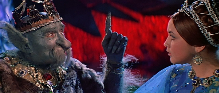 кадр из к/ф Варвара-Краса длинная коса.