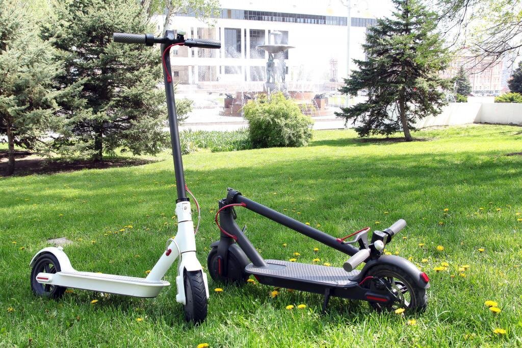 Электросамокаты на прогулке.