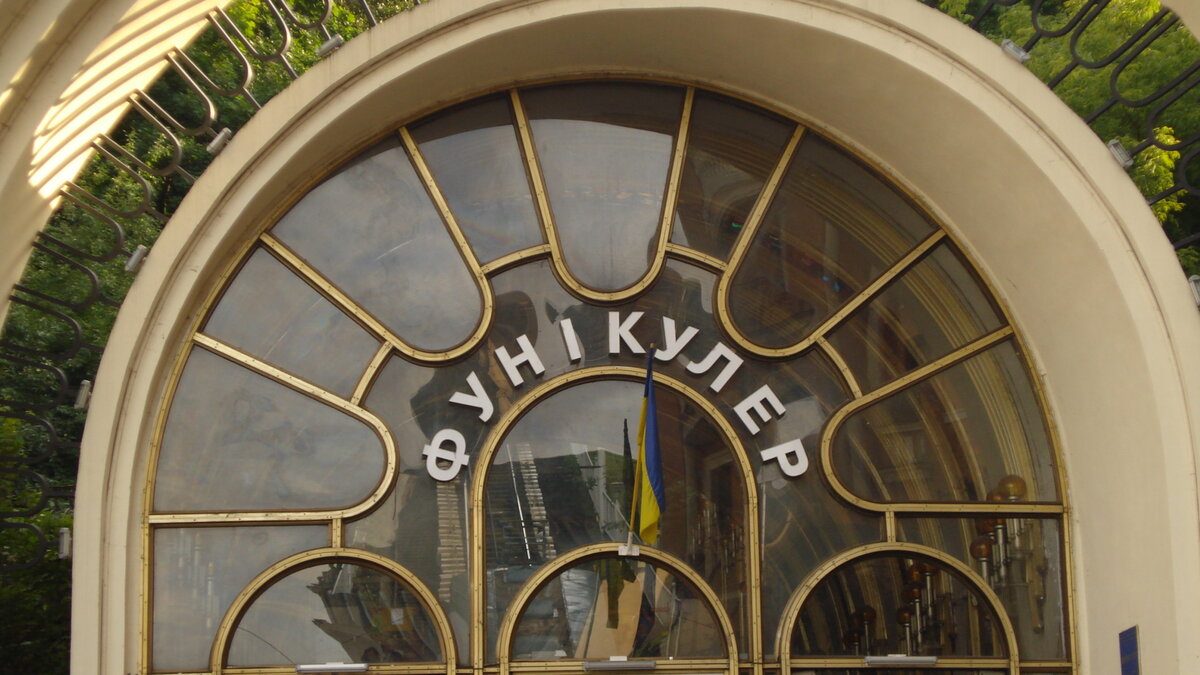 Удобно, гуляя пешком, подниматься в Верхний город.