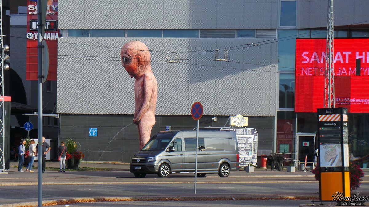 Внушающий ужас финский писающий "мальчик". Он как-раз находится рядом с гипермаркетом электроники