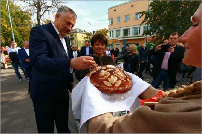 Любовь Совершаева и Александр Дрозденко. Фото Валентина Илюшина, 47news.ru 